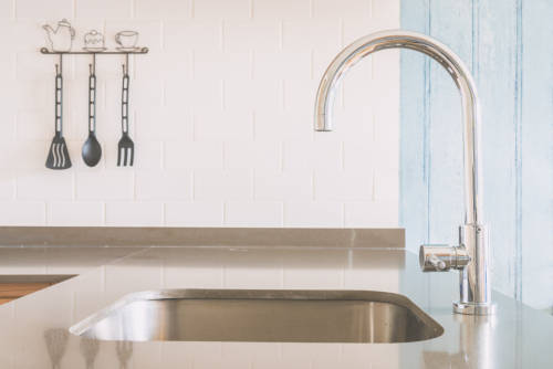modern-kitchen-sink-with-chrome-faucet-and-white-tile-backsplash Modern kitchen sink with high-arc chrome faucet and white subway tile backsplash</p>
<p>